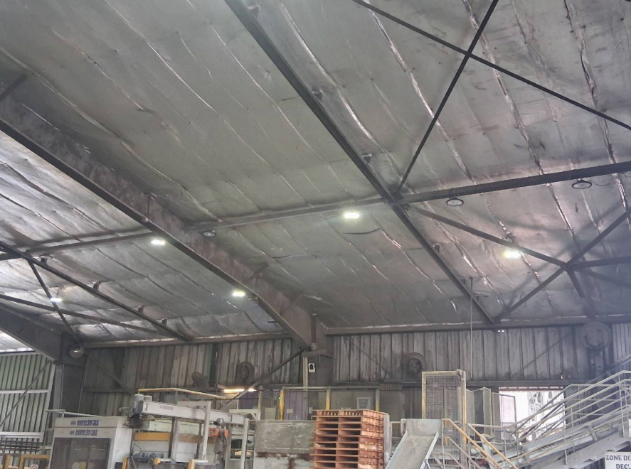 Éclairage LED d'un atelier industriel après rénovation
