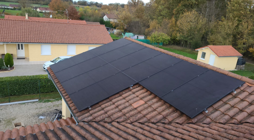 Panneaux solaires photovoltaïques installés sur une toiture de maison individuelle