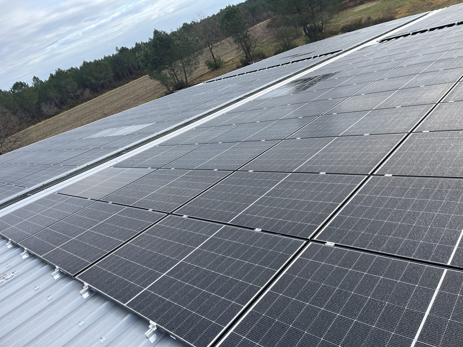 Toiture industrielle équipée de panneaux photovoltaïques haute puissance en autoconsommation