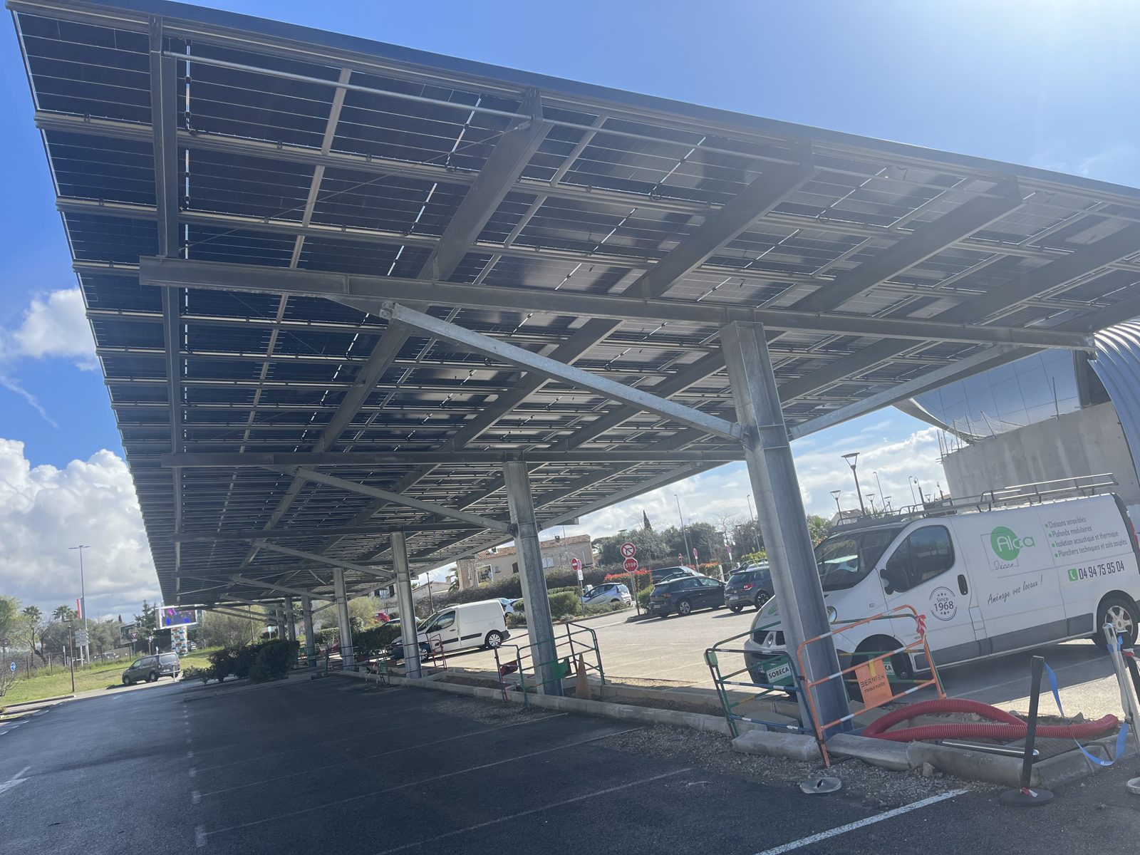 Grande ombrière photovoltaïque de parking en autoconsommation pour une enseigne commerciale